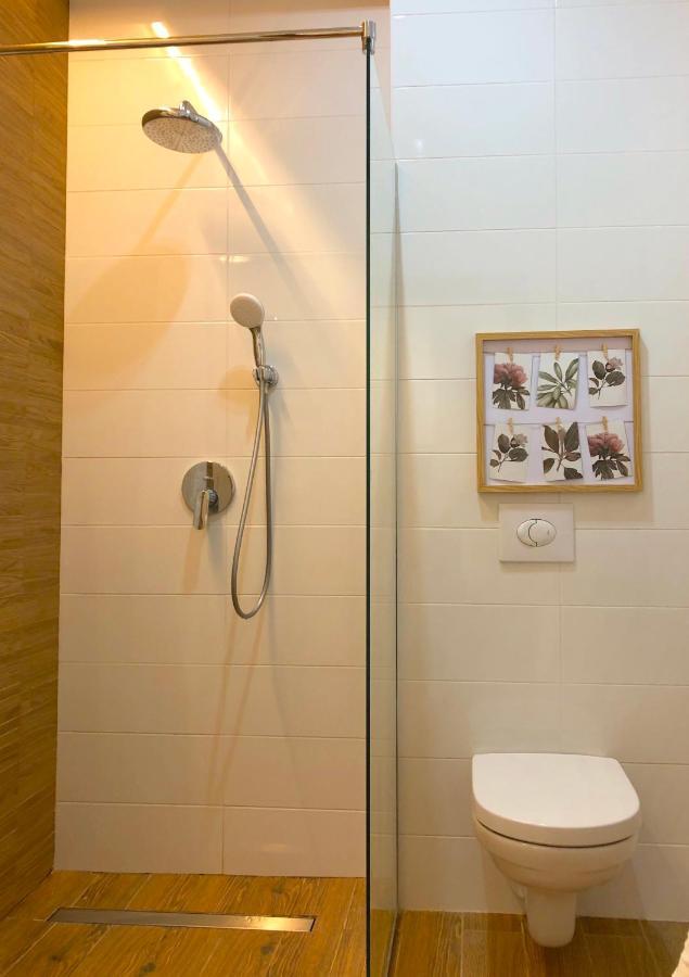 Centrally Located Apartment Overlooking Vermanes Park Riga Extérieur photo