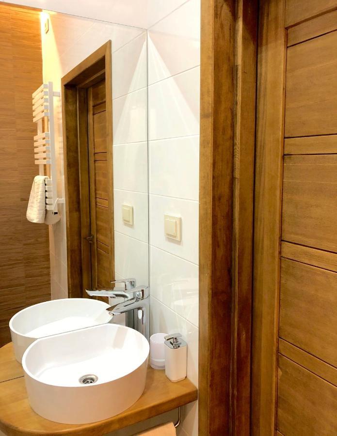 Centrally Located Apartment Overlooking Vermanes Park Riga Extérieur photo